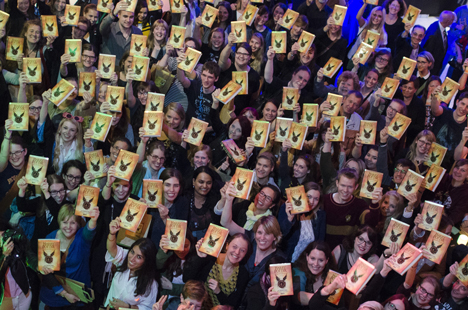 Carlsen  feiert mit ber zweihundert Fans die Verffentlichung der deutschsprachigen Harry-Potter-Ausgabe/Foto: Nadine T.C. Meyer