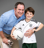Kelter-Geschftsfhrer Mario Melchert neben dem achtjhrigen Coverheld Anton aus Hamburg. Foto: Kelter Verlag