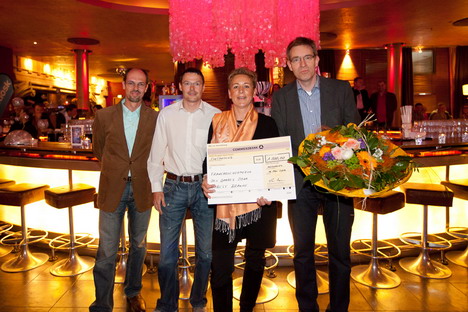 Babette Braune ist "Franchisenehmerin 2010". Die beiden Geschftsfhrer Lars Bauer (li.) und Mathias Gehle (re.) gratulierten gemeinsam mit Regionalverkaufsleiter Christian Carl (2. v. li.)